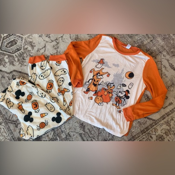 Disney women’s Halloween pajamas size medium - Picture 3 of 5